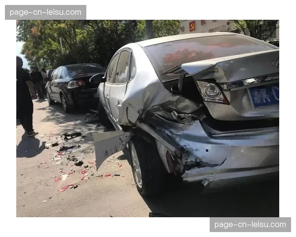 竞速赛半决赛发生连环碰撞，四名选手被送医检查